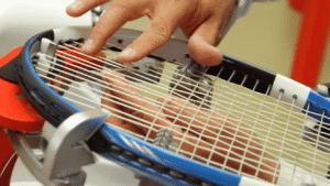 căng dây vợt tennis